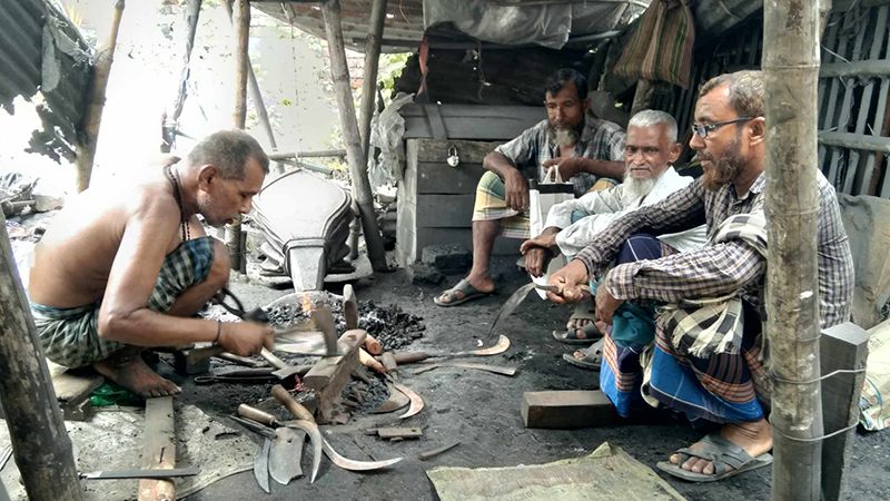 ঈদের শেষ মুহূর্তে ব্যস্ততা বেড়েছে কামারদের