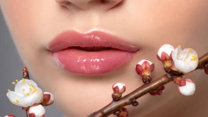 ঠোঁট মসৃণ রাখতে প্রতিদিন অন্তত দুইবার পেট্রোলিয়াম জেলি, নারকেল তেল বা গ্লিসারিন লাগান।